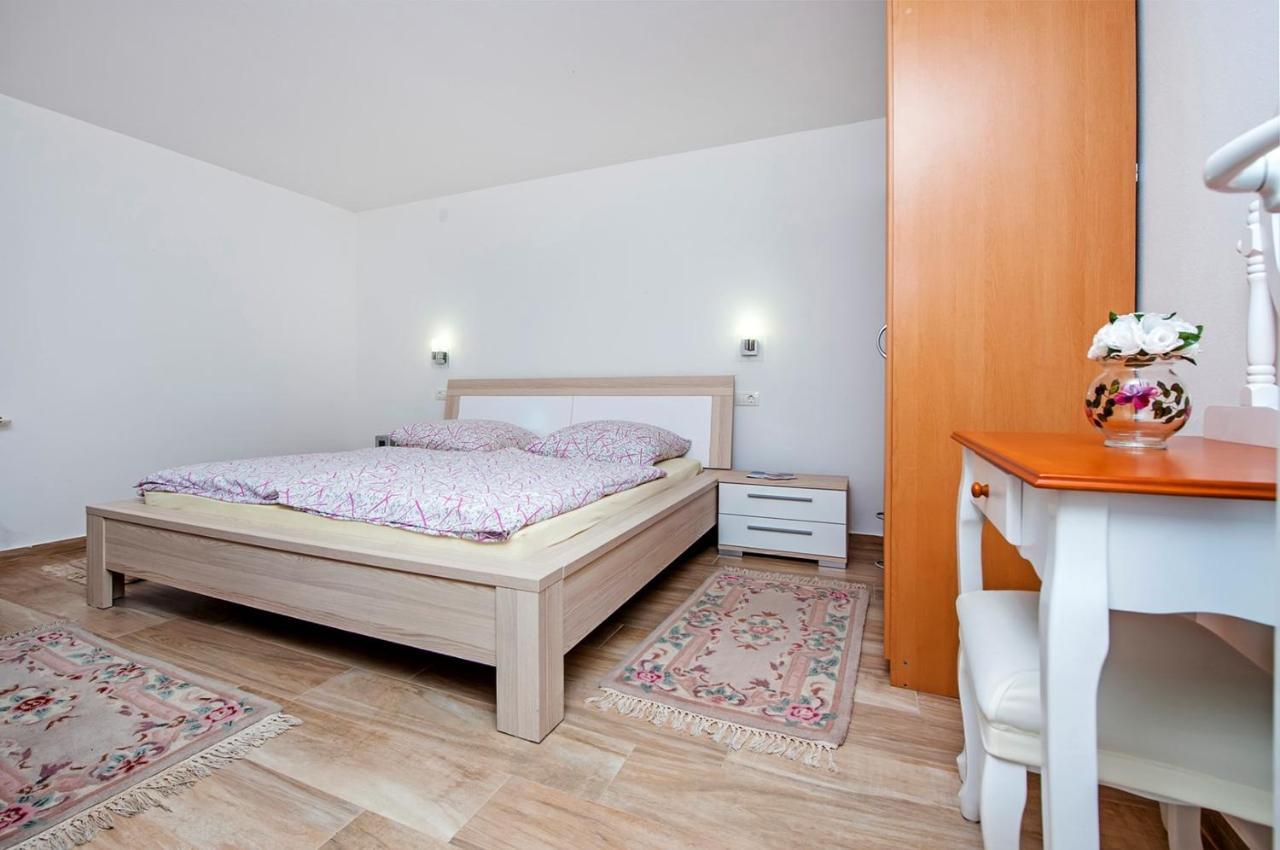 Keser Apartments Ровинь Экстерьер фото